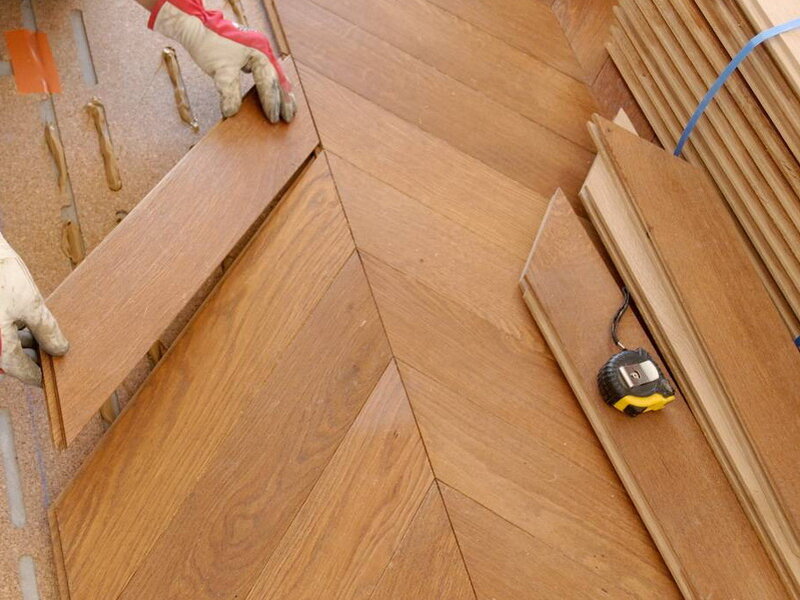 Фриз по периметру паркета. Угол паркетный. Угол паркетный. Укладка ламината елочкой. Старинный паркет.