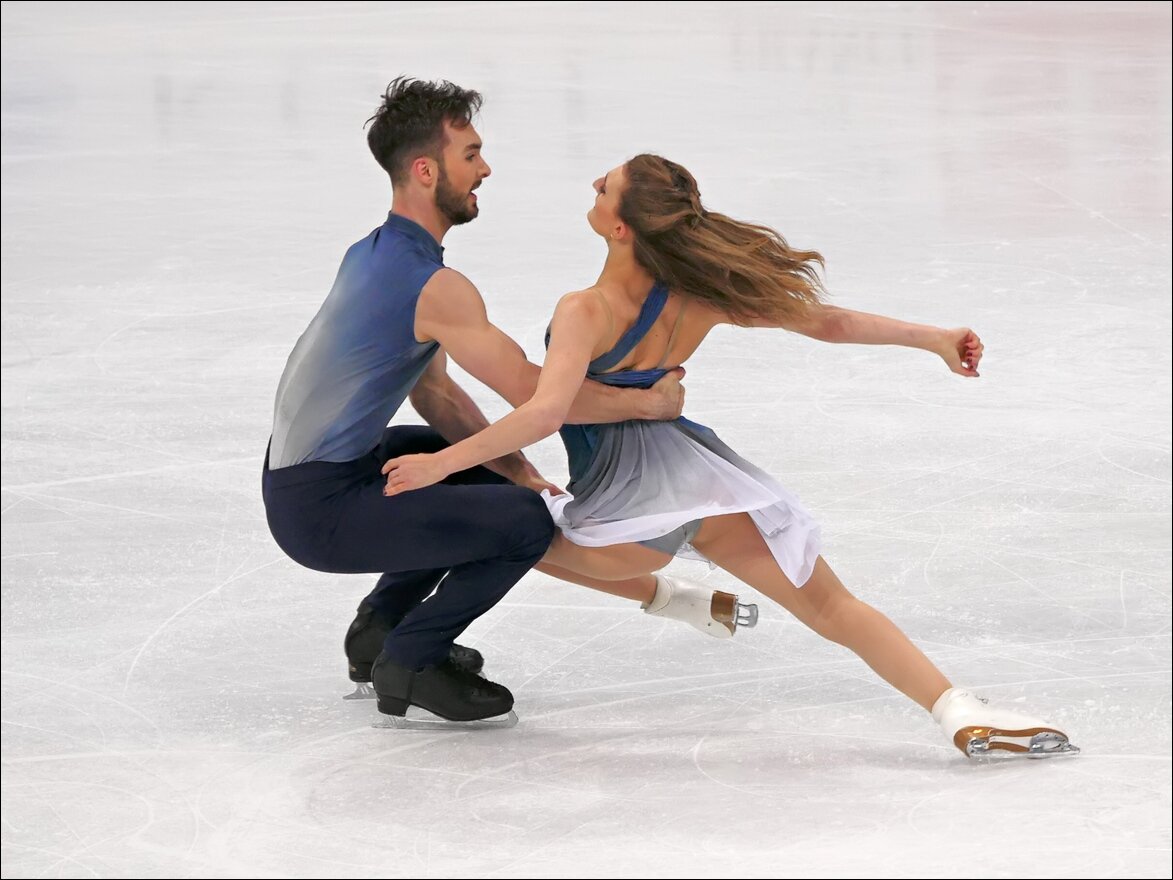 спортивно парные танцы на льду. фигуристы букин и степанова. ледяные руки. танцы под лед. спортивные танцы на льду.