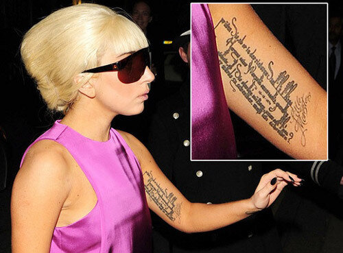 Леди Гага показала татуировки в откровенном платье