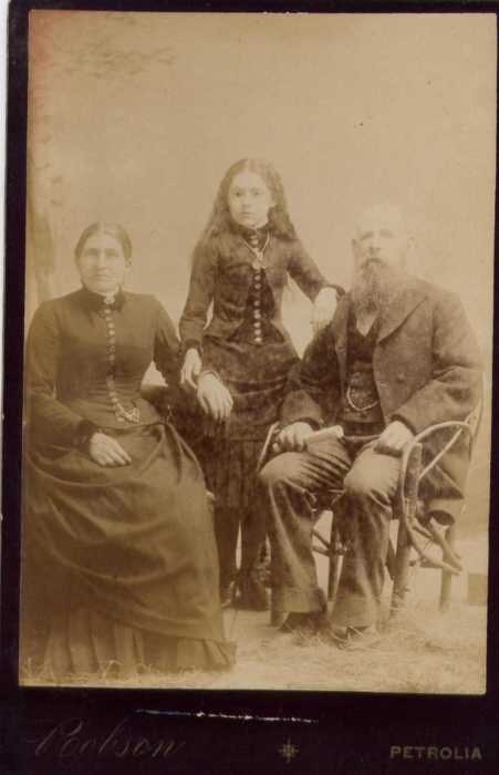 Здесь все люди на фотографии мертвы. 