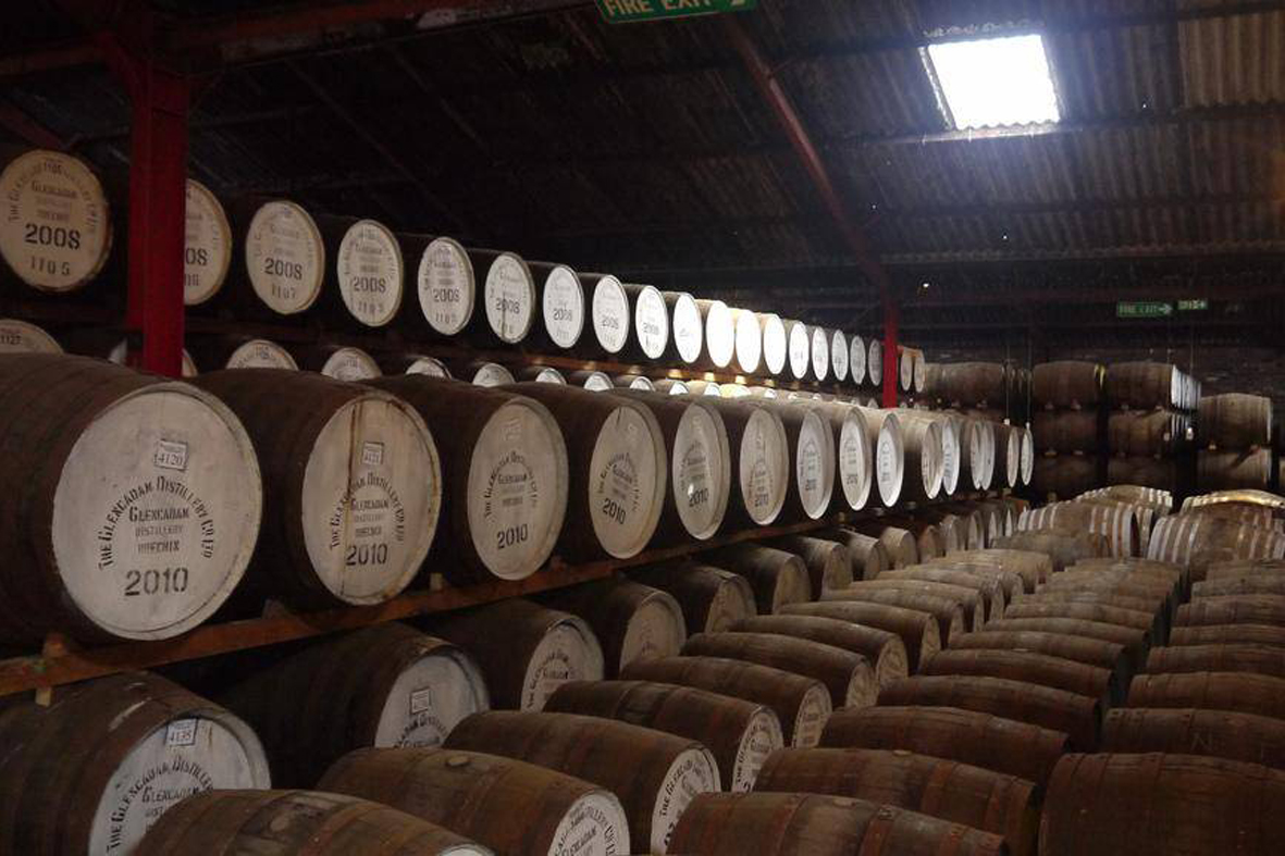 Коньячные бочки. Выдержка виски. Выдержка коньяка в дубовых бочках. Винные бочки. Бочки для виски в шотландии.