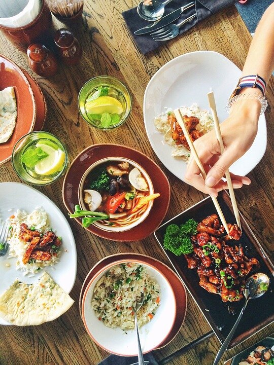 В последнее время набирает популярность Азиатская кухня, поэтому этим блюдом можно накормить гостей и в праздничный вечер. Или разнообразить этим рецептом свои обычные приемы пищи.