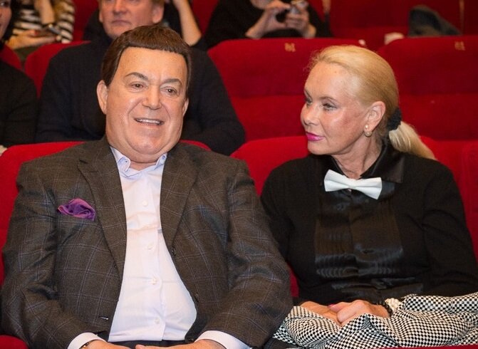 Супруга не скрывает что на многое в отношениях закрывала глаза. "Конечно же у него случались увлечения, ведь половина месяцев  в году он находился на концертах и гастролях"- но я на него не обижалась, ведь знала что любит он только меня, а остальные женщины сиюминутны.