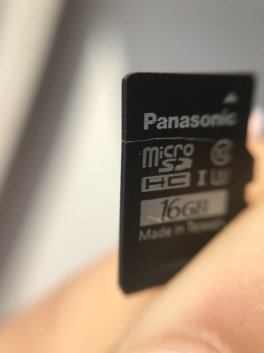 Бывает, что карты памяти после длительной работы дают трещину, так что лучше иметь несколько карт и вовремя копировать фотографии