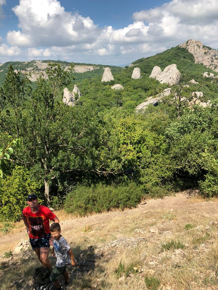  Поехали в Ласпи купаться и за одно подняться в Храм Солнца, если ехать с Севастополя, доезжайте до поворота на Ласпи и поворачиваете в Ласпи, метров через десять будет площадка с право, можно будет поставить машину. На трассе обычно с местами тяжело, стоят вдоль обочины (в сезон) или на остановках, если своим ходом просто выходите на остановке Ласпи. Переходите дорогу по пешеходному переходу, он находится по ниже.Дойдете до остановки и заходите за остановку и там будет тропа, Вы ее сразу увидите не ошибетесь (все, как в сказки).