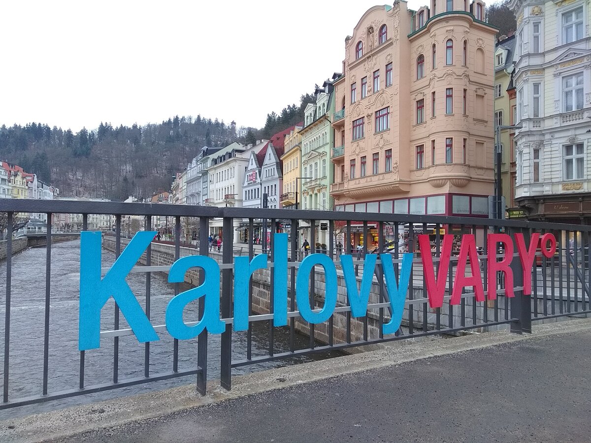 Вид на набережную реки Тепла и санатории