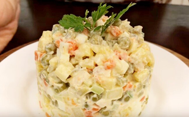 Оливье со свежим огурцом и курицей