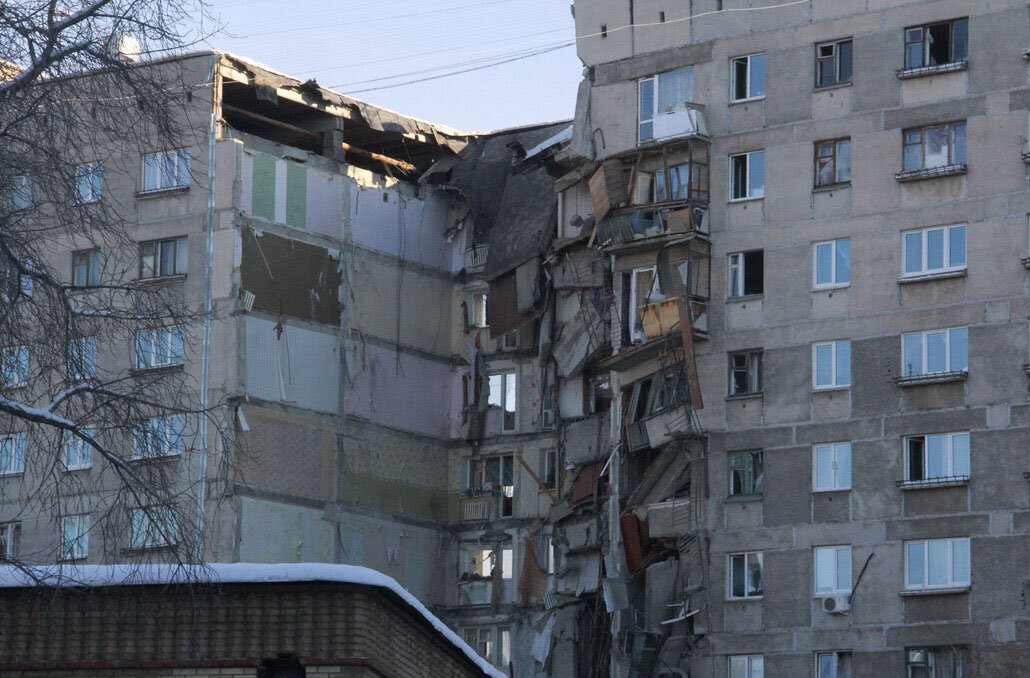 Магнитогорск разница. Пятиэтажки Мариуполь. Дом в Мариуполе.