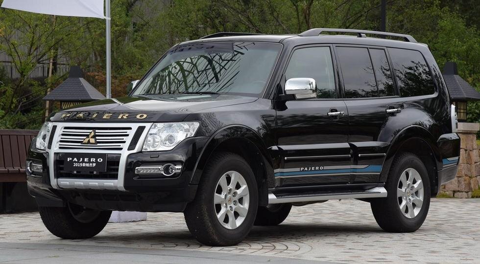 MITSUBISHI Pajero Sport - фото в новом кузове: салон, вид снаружи, багажник