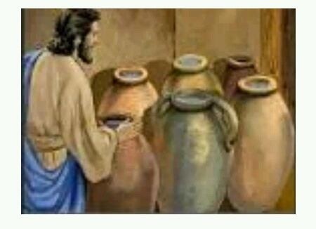 
 На третий день в Кане, в Галилее, был свадебный пир, и мать Иисуса была там. Иисус и Его ученики тоже были приглашены на свадьбу. Случилось так, что во время пира кончилось вино, и мать Иисуса тогда сказала Ему: – У них нет вина.  Иисус ответил: – О, женщина , почему Я должен заботиться об этом? Мое время еще не настало.  Мать Иисуса сказала слугам: – Делайте то, что Он вам скажет.  Рядом стояло шесть больших каменных сосудов, которые иудеи использовали для обрядовых омовений. В каждый сосуд вмещалось по две или по три меры . Иисус сказал слугам: – Наполните сосуды водой. Те наполнили их водой до верха.  – А теперь зачерпните, – сказал Он, – и отнесите распорядителю пира. Они так и сделали. Тот попробовал воду, ставшую вином. Он не знал, откуда взялось вино, об этом знали только слуги. Распорядитель отозвал в сторону жениха и упрекнул его: – Все подают вначале вино получше, а потом, когда гости напьются, подают вино похуже. А ты сберегал лучшее вино до сих пор.  Так Иисус положил начало знамениям в Кане Галилейской и явил Свою славу; и Его ученики уверовали в Него.
Иоанна 2:1 - 11.

Эта истоия упоминается только у автора Евангелия от Иоанна и названа «первым чудом», однако авторы других трех Евангелий , придерживаются иной хронологии с чудесами. Неужели умолчали они об этом?-нам это и не так важно, мы рассмотрим два  важных и ключевых момента с  этим «чудом»

1-иудейский обычай очищения, для которого стояли шесть наполненных водоносов.

Как бы парадоксально это не звучало - такого обычая у иудеев нет!(тут мы сделаем отступление и рассмотрим иной обряд иудейского, религиозного омовения).

Итак, для этого обряда, иудеи использовали не каменные водоносы а Микву-это своего рода бассейн для ритуального очищения людей с полным погружением в воду, и эту воду , ни один бы еврей не стал пить, во первым по гигиеническим причинам , а во вторых из-за запрета Торы быть ритуально нечистыми(напомним, этой водой смывали ритуальную нечистоту). Дабы наглядно рассмотреть несостоятельность такого заявления евангелиста , представим себе пьющих воду христиан , из крестильного Баптистерия. Полагаю сумасбродность такого поступка очевидна)))

2-Если предположить, что эта вода для питья, то обычая «очищения питьевой воды», причем именно в каменных водоносах , в иудейской религиозной практике не было и нет поныне. 

В принципе, уже этих данных достаточно для того, чтобы поставить под сомнение историчность этого «чуда». Этого события нет у других евангелистов, в иудейской практике нет обычая омовоения в каменных водоносах с последующим употреблением этой воды, и нет обычая очищения самой питьевой воды. 

Но нам интересно, в связи с чем было продемонстрировано это «чудо» , в тексте Евангелия.

И тут возникает интересная штука... Оказывается , у этой истории есть реальный исторический прототип:

-Истрия мира знает обычай, идентичный тому, который нам продемонстрировал евангелист- 
культ греческого бога Диониса, в этом культе есть такой «праздник священного бракосочетания»(!!!). В этот праздник открывают каменные сосуды якобы с водой(на самом деле с вином), а Менады-мифические спутницы Диониса-силой бога «превращают» эту воду в новое вино. И как мы видим, в этом культе присутствовали и каменные водоносы, и бракосочетание, и «чудо превращания воды в вино».

Краткий вывод:
Евангелист , очевидно, не вполне представлял, что такое обычай очищения по-иудейски, и упомянул эллиничтический элемент культа Диониса, пытаясь как-то связать эту историю с народом Израиля. С учетом того, что сам текст Евангелия написан на греческом языке, языке Римской Империи, которая была оплотом синтеза Римской и Греческой мифологии, отношение к нему должно быть крайне сомнительным.