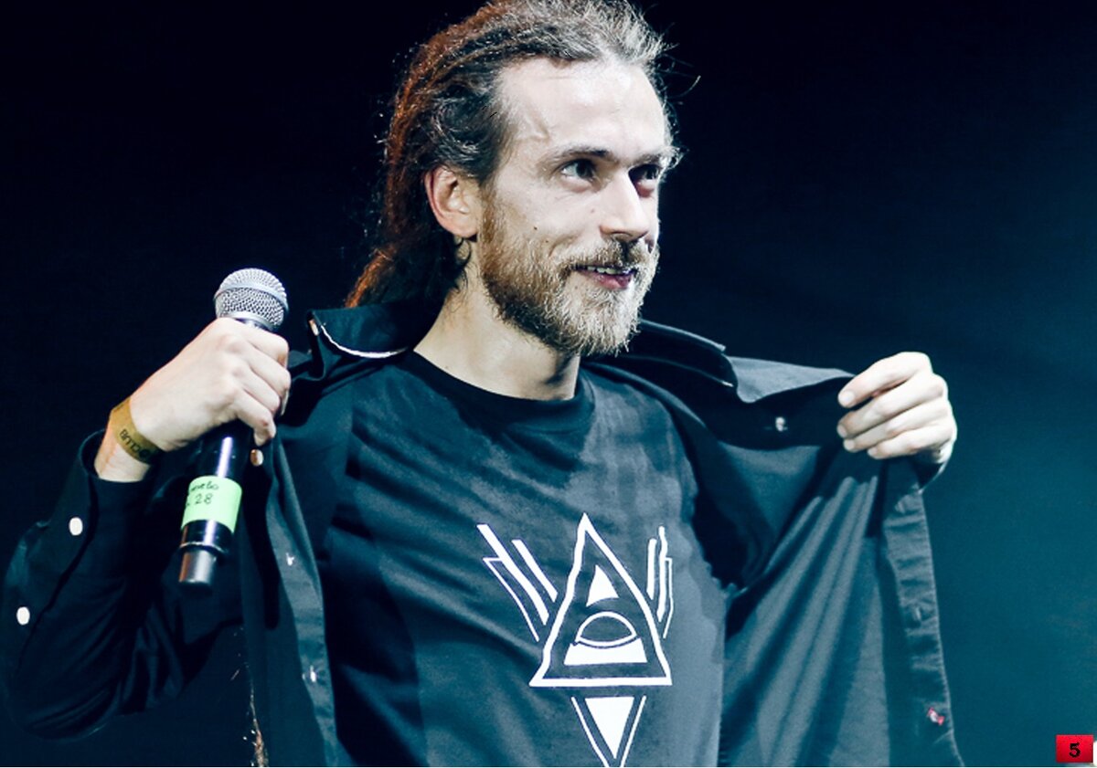 Пишите в комментариях, любили ли вы Кирилла, как рэпера?