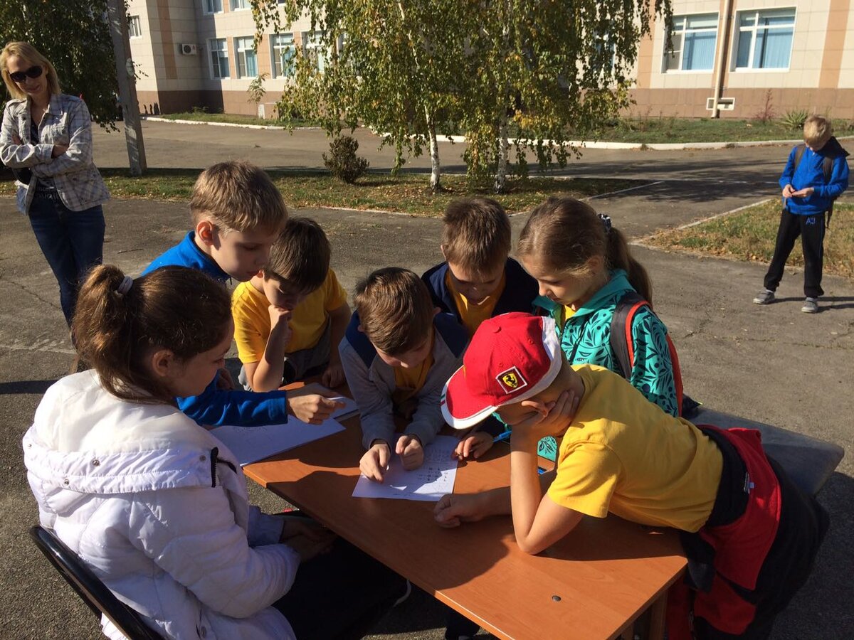 Урок физкультуры в школе. Играют командами. Из личного архива.