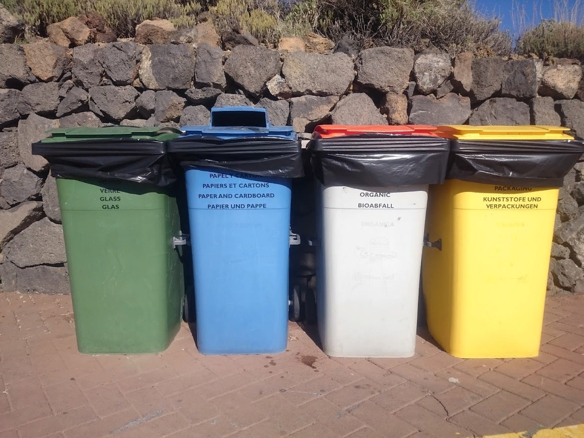 Баки для раздельного сбора на Тенерифе. У каждого типа мусора свой цветовой индикатор для быстрого распознавания. Фото Виталия Егорова