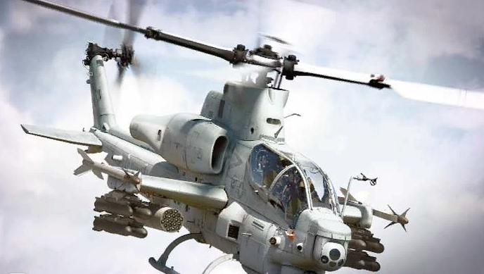  Бoинг AH-64 Apache — четыpеxдверный вертолет с двойным гaзотyрбинным двигателем, который был главным ударным вертолётом армии США с середины 1980-ых годов. Отлично показал себя в войне в Персидском заливе, после которой модель стали считать самой мощной системой противолодочного оружия в регионе. Вертолёт долгое время отвечал всем возложенным на него задачам, главными из которых являлись работа в любых погодных условиях, в любое время дня и ночи, а также по-настоящему убойный арсенал вооружений. AH-64 Apache имеет 30-миллиметровую пушку M230 и несет на себе 16 противотанковых ракет, хотя вооружение может быть различным. Ракеты класса «воздах-воздух», 70-миллиметровые НАР Hydra 70 и многие другие вооружения нередко устанавливаются на этот Апач. На аппарате установлены два двигателя T700-GE-701D (2000 л.с. каждый). Макс. скорость: 293 км/ч.

