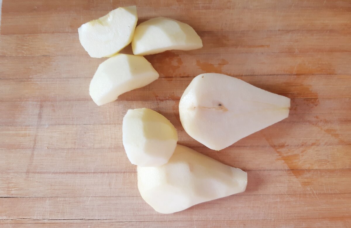 Взяла 1 яблоко и 1 грушу. Кожуру мне нельзя, в сыром виде тоже нельзя