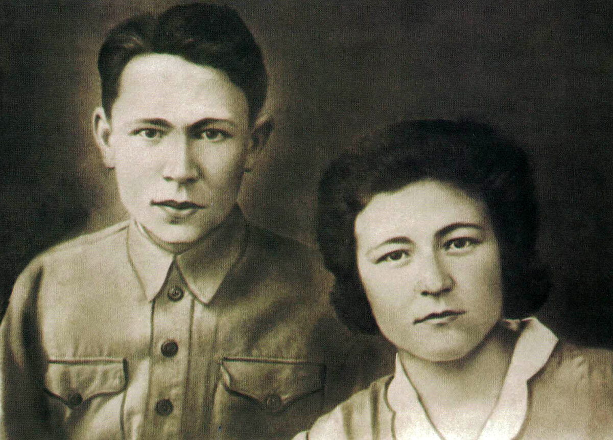   Зия Нуриев с женой Айсылу Хабировной. 1935 г.