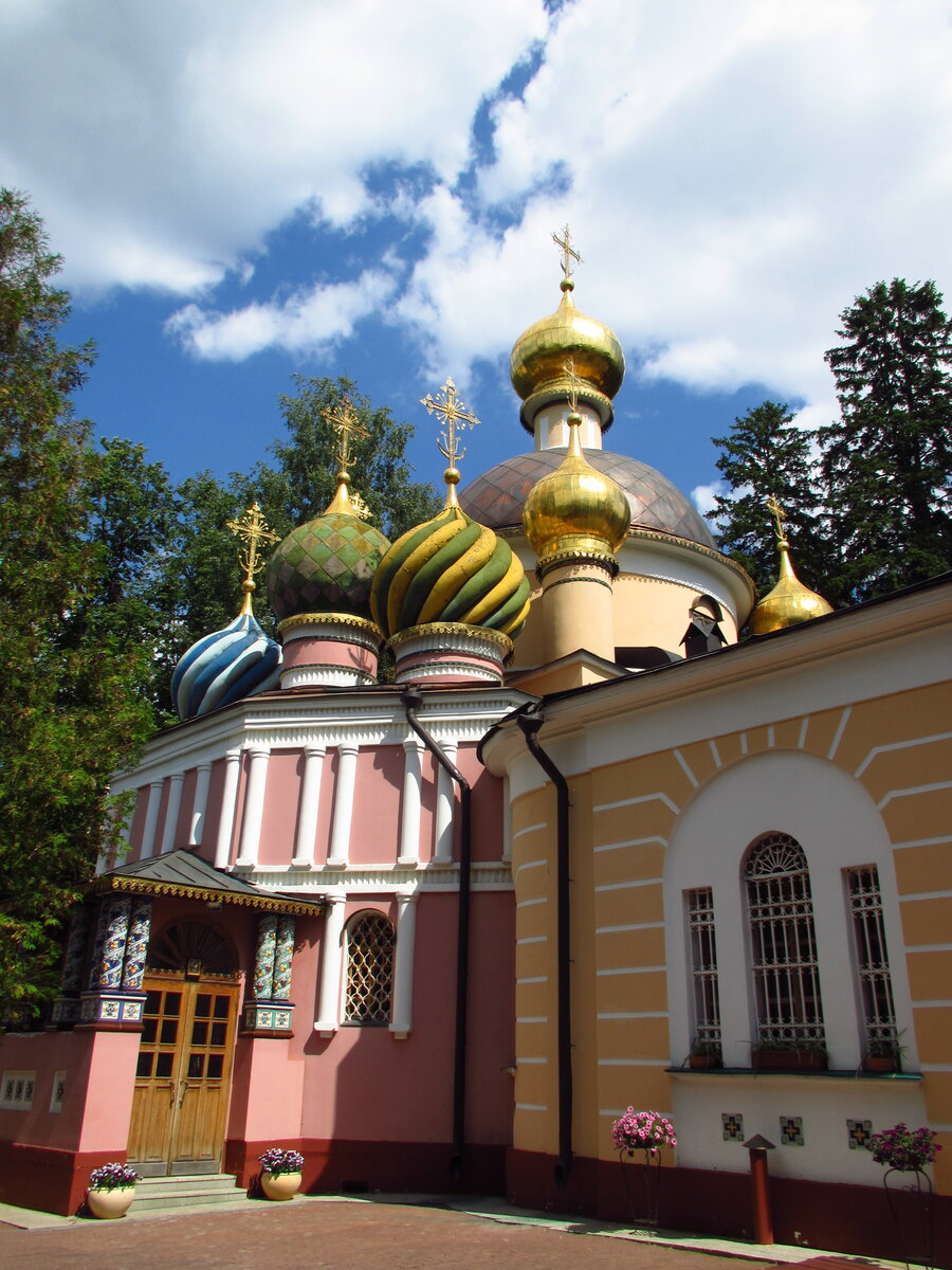 Какие храмы в переделкино. Патриаршее подворье в Переделкино. Храм резиденция Патриарха в Переделкино. Храм Святого Игоря Черниговского, Переделкино, Москва. Переделкино Церковь Преображения.