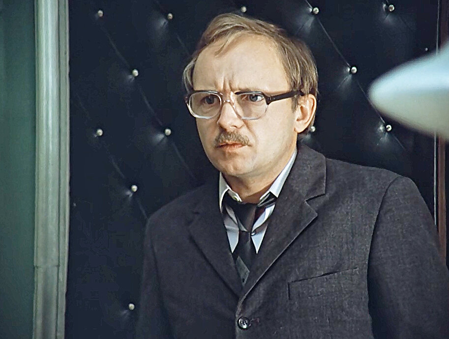 — А какой это Новосельцев? — А никакой. Вялый и безынициативный работник. К сожалению, таких у нас много. 