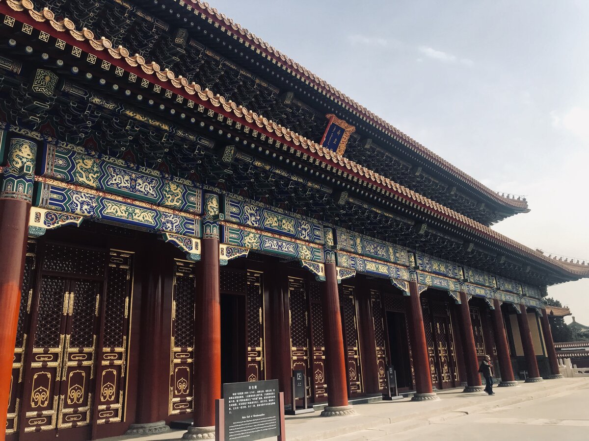 Дворец в одном из закоулков парка