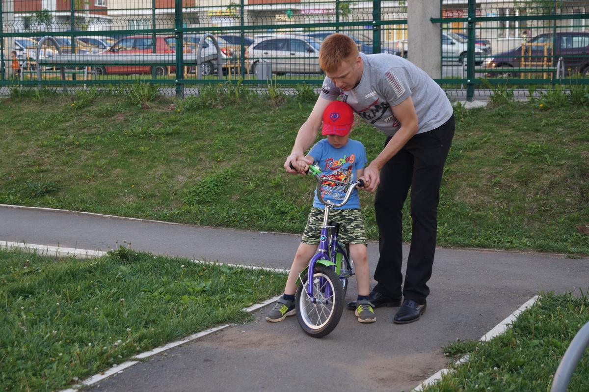 Чтобы научить кататься снял с велосипеда два колесика и открутил педели - сейчас это бегавел) 