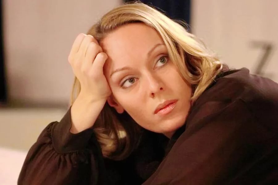 Кира Воропаева из лампового "мыла" начала 2000-х. Тут налицо внешнее соответствие имени и героини - настоящая Снежная Королева, за ледяной маской которой прячется хрупкая и уязвимая девочка. Интересная героиня, особенно на контрасте с фарсом сериальчика.