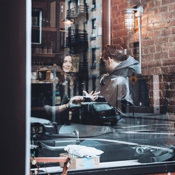 Бухгалтер, секретарша и менеджер пошли обедать и нашли старинную лампу. Ни на что не надеясь, они потёрли ее, и к огромному своему удивлению, увидели перед собой Джинна, заявившего: — Я исполню по одному желанию каждого из вас.
— Я первая, я первая! — закричала секретарша — Я хочу сейчас быть на Багамах, на катере, и не думать ни о чём, — произнесла она и тут же исчезла.
— Теперь я, теперь я! — говорит бухгалтер — Хочу быть на Гавайях, отдыхать на пляже, с массажем, бесконечным запасом пино колады и любовью всей моей жизни, — и тоже исчез.
— Теперь твоя очередь, — говорит Джинн менеджеру.
— Я хочу, чтобы те двое вернулись в офис после обеда.

Вывод: всегда давайте вашему боссу высказаться первым.