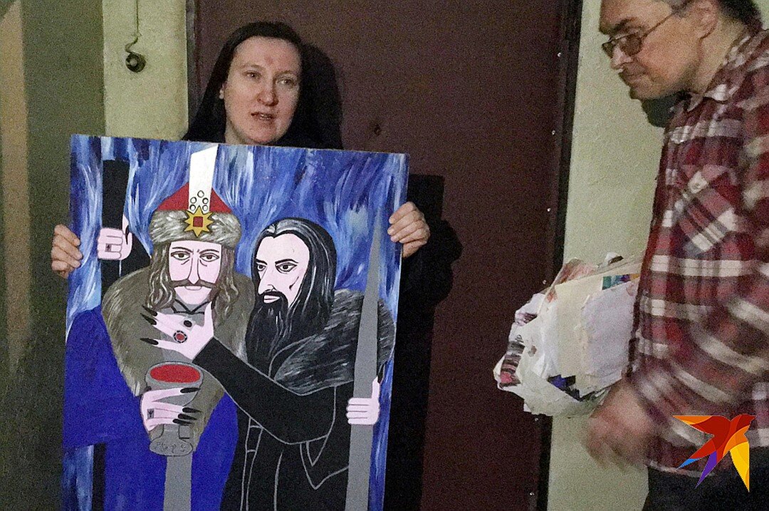 Гелель (так теперь зовут Видану) демонстрирует свою картину - Дракула и Иван Грозный..