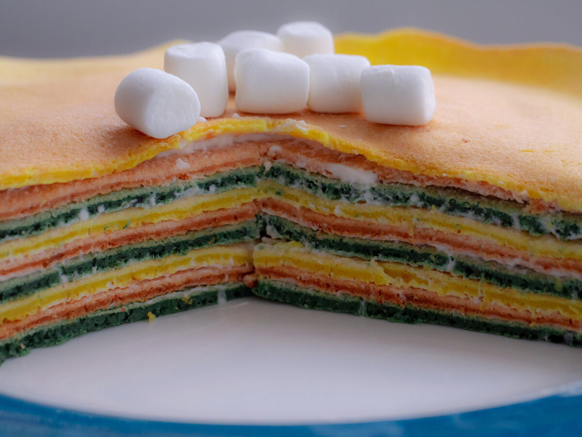 Разноцветный блинный торт