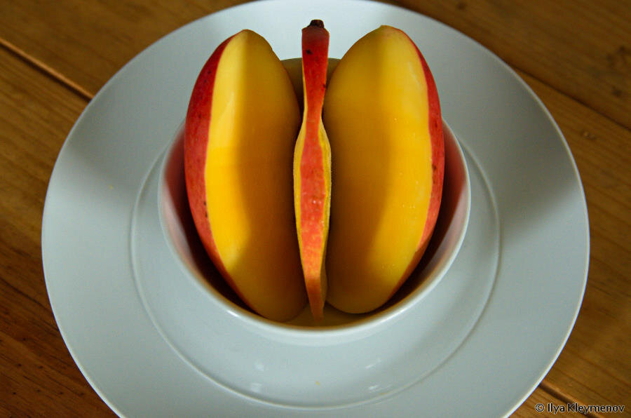 Валентина мамайкина. Как чистить манго желтое. Манго нарезанный. Как правильно чистить манго. Лайфхак полезный манго.