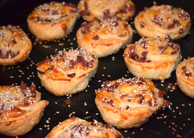 Быстрые слоеные "пирожки" с сыром и колбасой