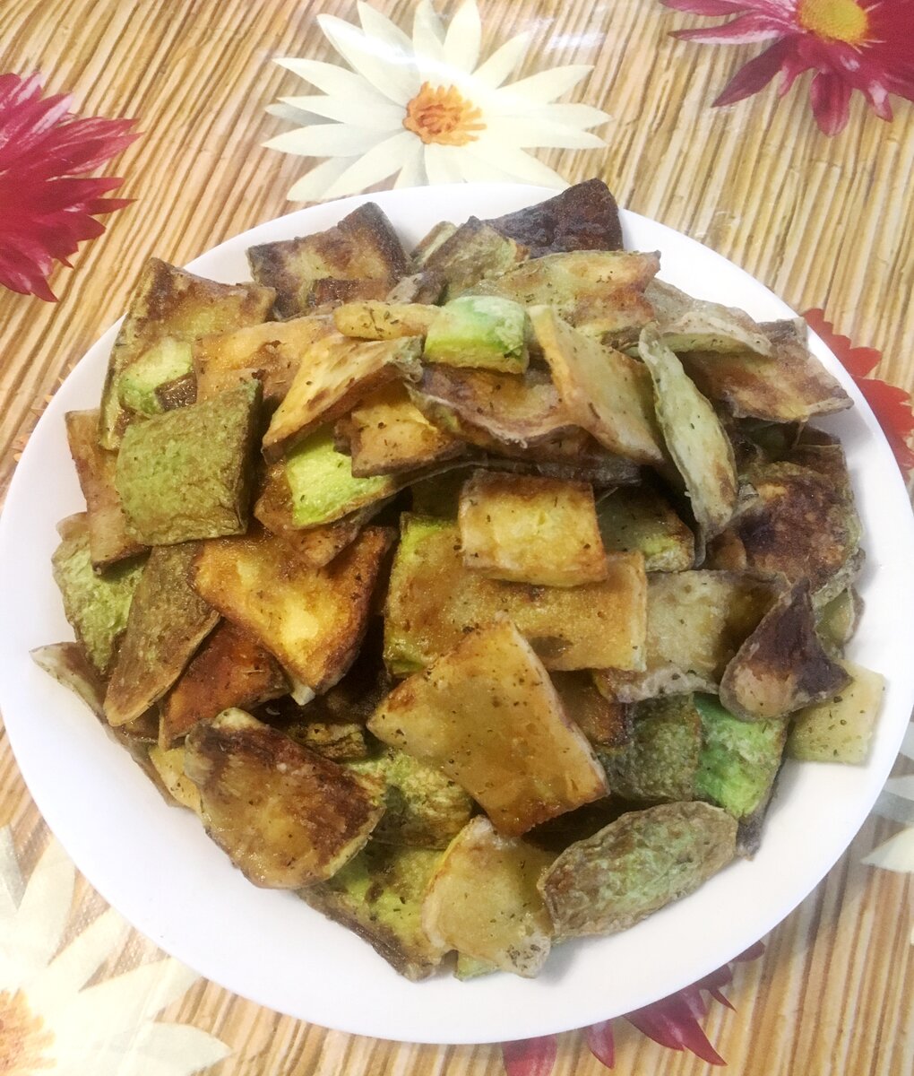 Очень надеюсь, что вкус моих жареных кабачков придется вам по душе. Аромат трав, румяная корочка, привкус похож на жареные грибы.