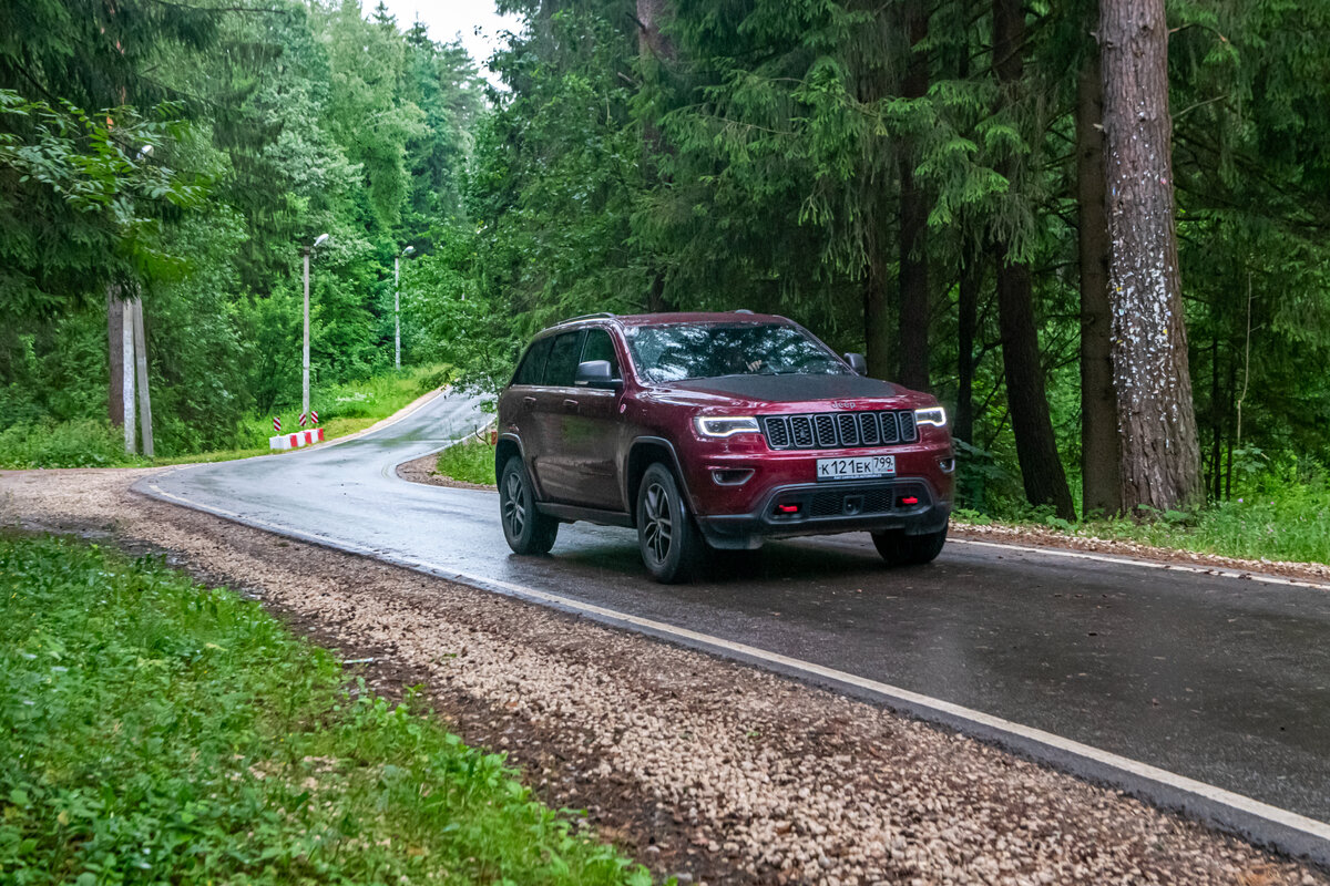 Современный Grand Cherokee в комлектации TrailHawk