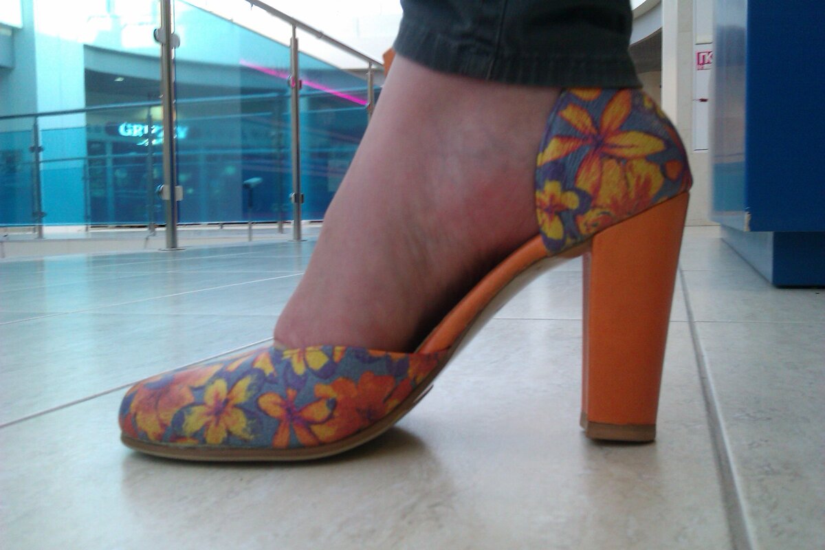 Каблук заваливается