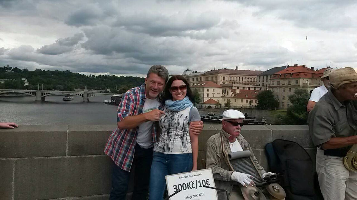 Вот нашла фотку со своим дорожным луком: футболка с принтом, шарф - все как писала))