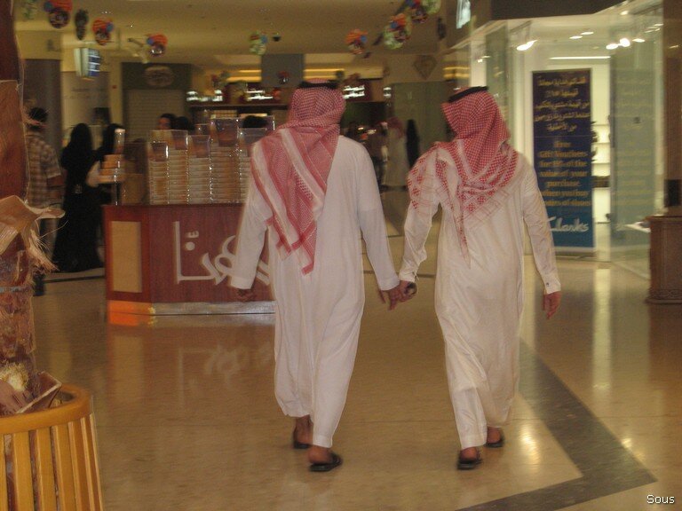 Просто друзья в торговом центре