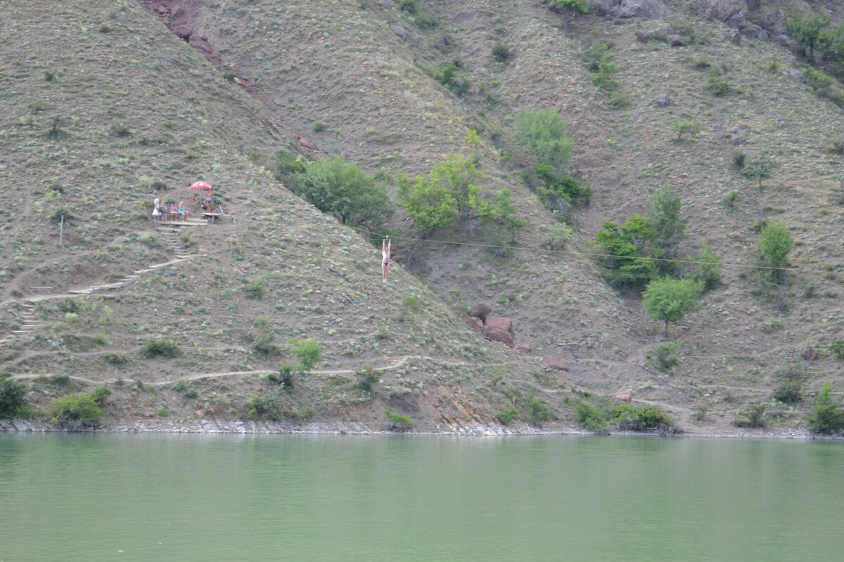 Первая эмоция: [**вырезано цензурой**]!!! Я ж не доеду до воды! И нырну в берег! Снизу кажется, что площадка недалеко. Но когда ты повис, без страховки и поехал... До воды ОЧЕНЬ далеко!!)) А катишься совсем не быстро..