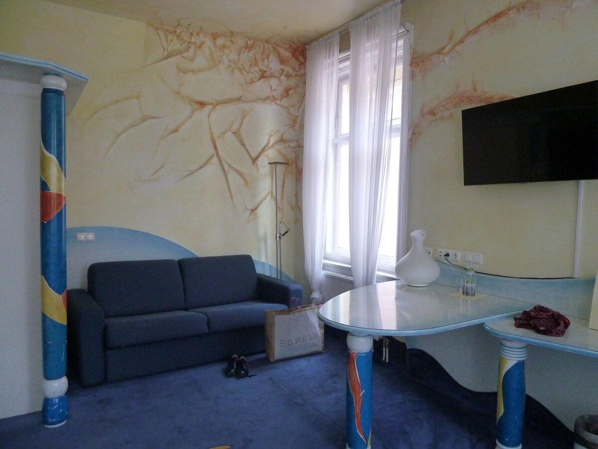 В гостиницах тоже можно найти большой номер с мини-кухней и гостиной, но при этом о бытовых проблемах голова болеть не будет.