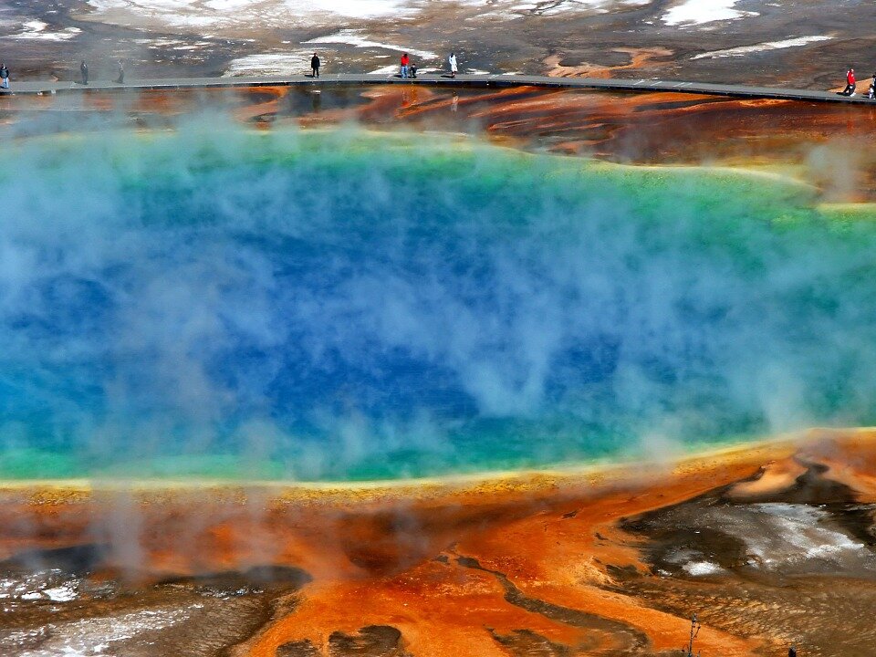 https://cdn.pixabay.com/photo/2014/06/06/23/31/morning-glory-pool-363989_960_720.jpg