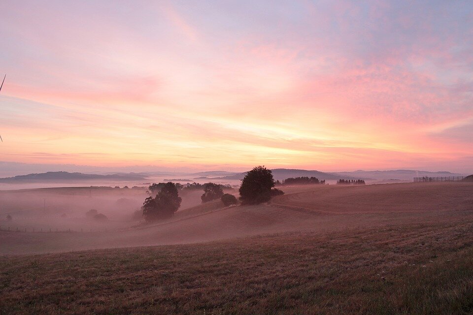 https://pixabay.com/photos/dawn-morgenstimmung-sunrise-4453549/