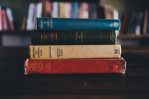 https://cdn.pixabay.com/photo/2016/03/09/15/29/books-1246674__340.jpg