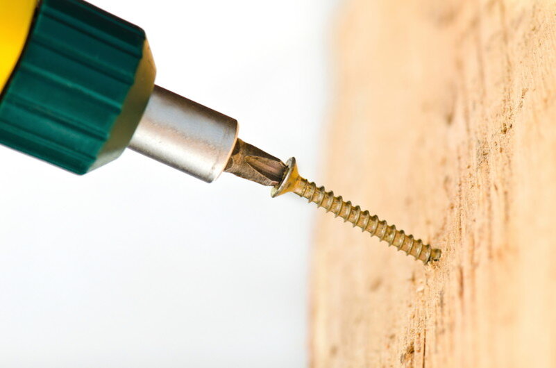 Фото вкручиваем сломанный саморез. Что их можно вкрутить работающих. Шуруповерт и саморезы. Насадка для закручивания крючков. Инструмент для вкручивания шурупов.