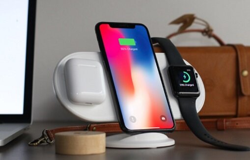 Покупая такое устройство, как беспроводная зарядка для айфона, можно не беспокоиться о наличии кабеля для соединения сетевого адаптера с телефоном