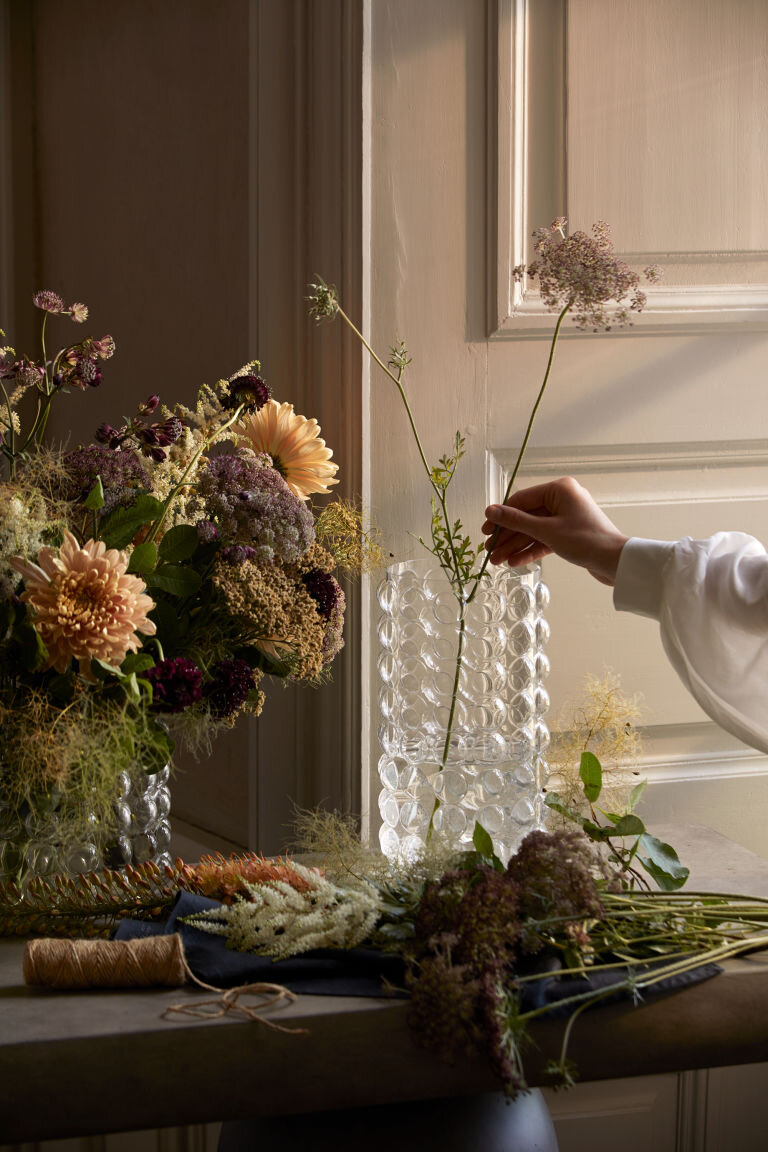 Ваза из рельефного стекла. Цена: 1 299 рублей.Фото: H&M Home