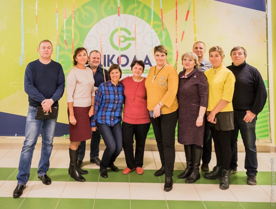 Ну а это мы в холле нового корпуса у эмблемы школы