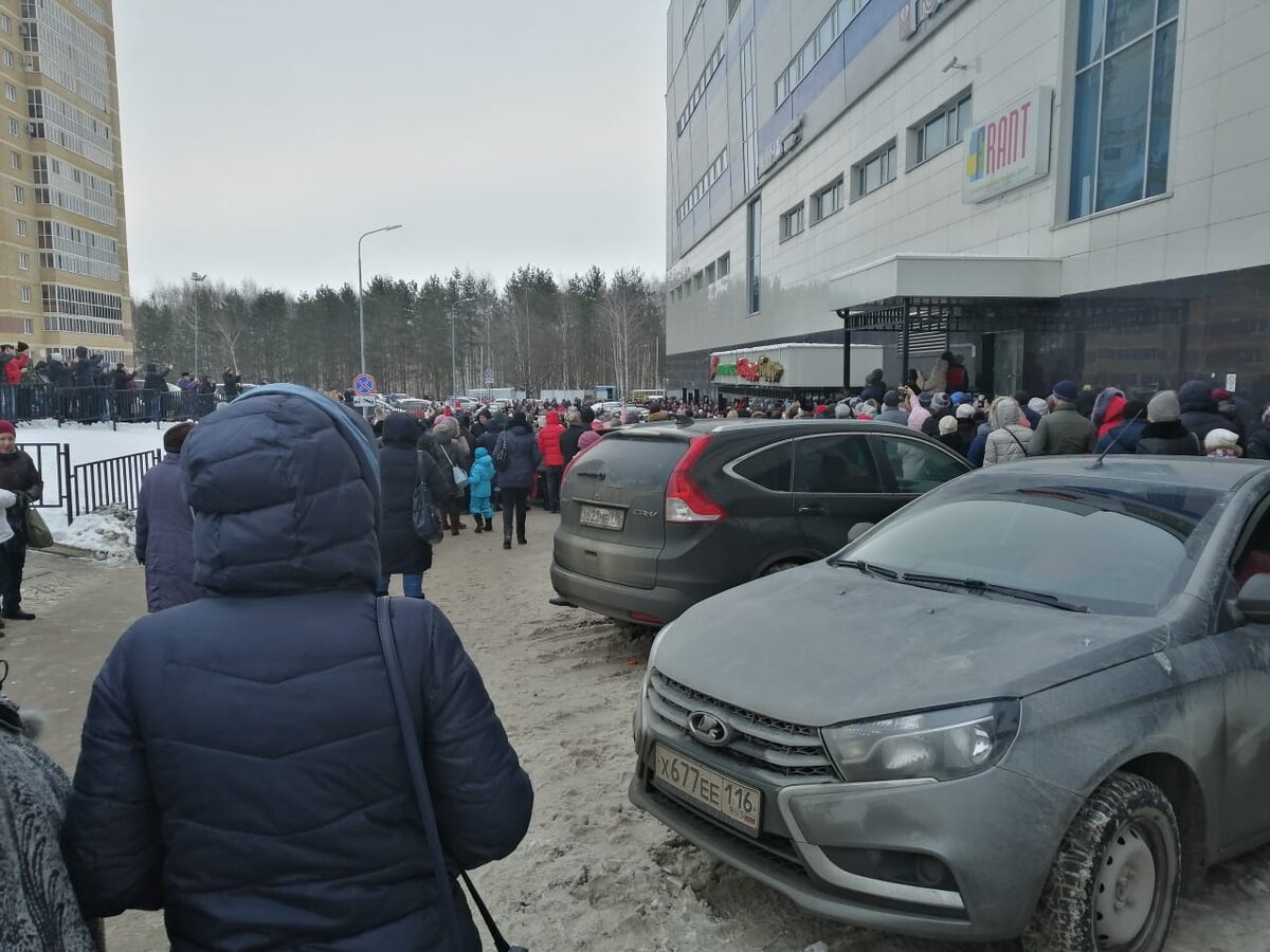 Примерно к 10 часам людей было под сотню перед входом, неужели не наелись)