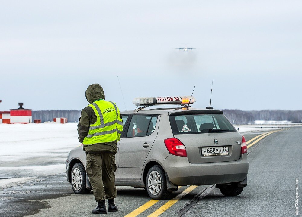 К старту нас довёз инспектор по безопасности полётов.