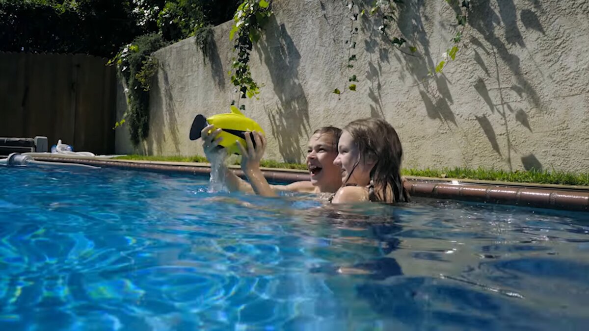 BIKI  нравится играть с детьми