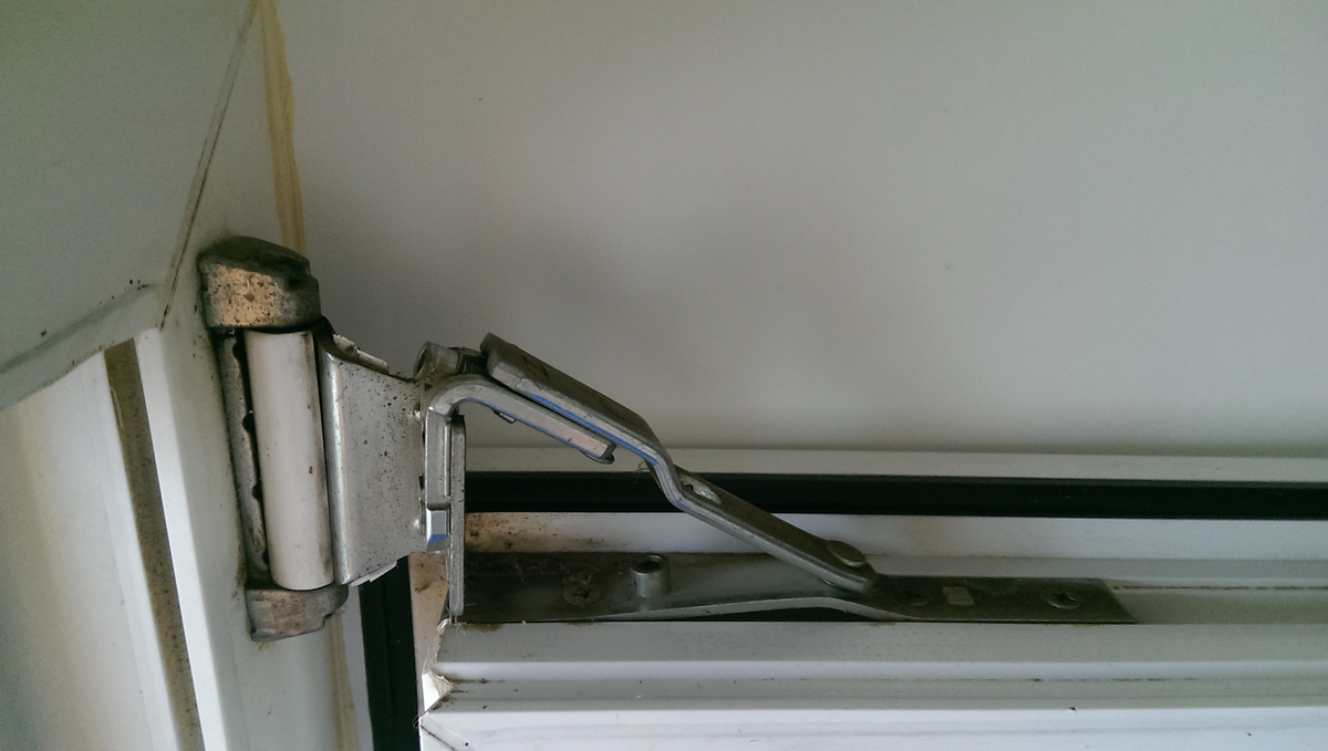 Когда фурнитура рассчитана на створку полегче//фото: remontnik.ru