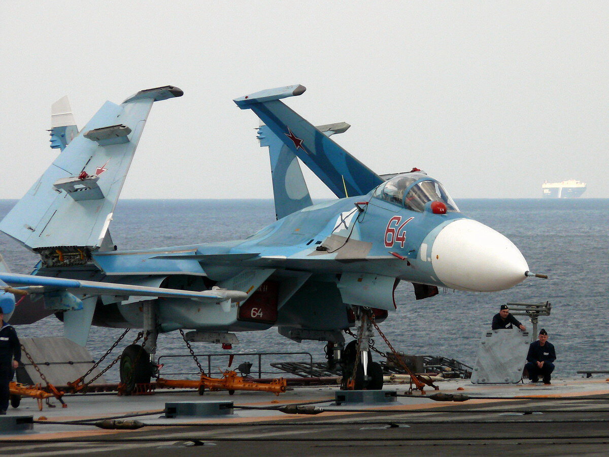 Техника морской авиации. Су-33 истребитель. Су 27 палубный. Корабельный истребитель Су-33.