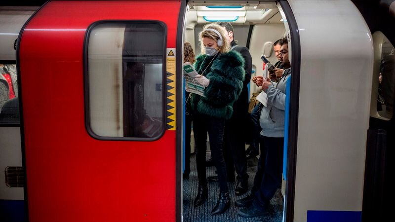    В качестве меры предосторожности во время поездки в лондонском метро пассажир носит маску. Публичные собрания более чем двух человек теперь будут запрещены